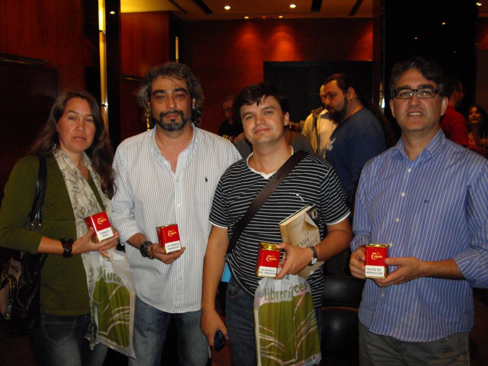 Autores con latas de la Tetería San Agustín