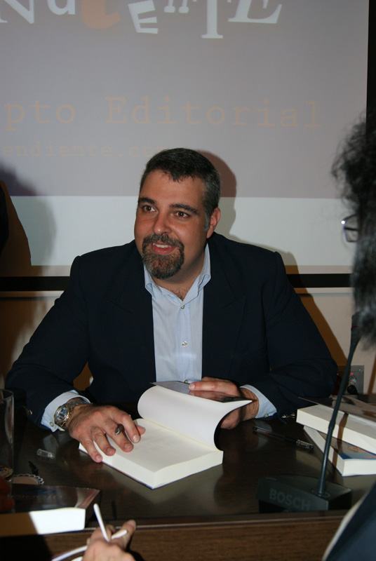 Iván firmando ejemplares