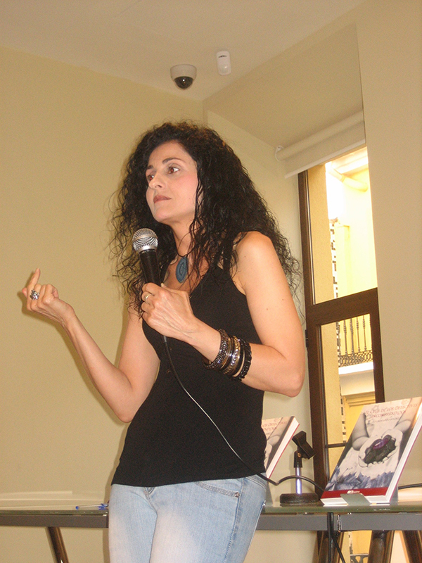 Lourdes Fernández en plena charla